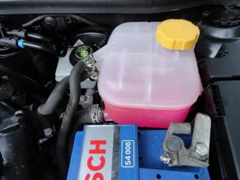¿Hay que cambiar el líquido anticongelante del coche?
